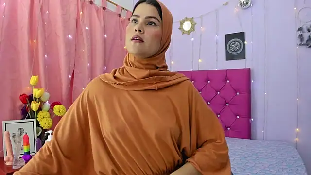 Snapshot of AishaAmin_ chatting on 12/18/24, 03:44 AishaAmin online show from 12/18/24, 03:44