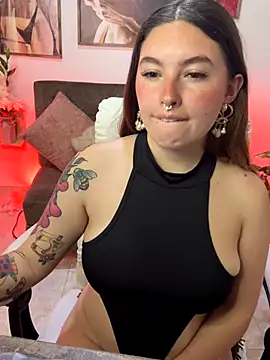 Snapshot of aaaaamy_1 chatting on 11/07/25, 10:43 aaaaamy 1 online show from 11/07/25, 10:43