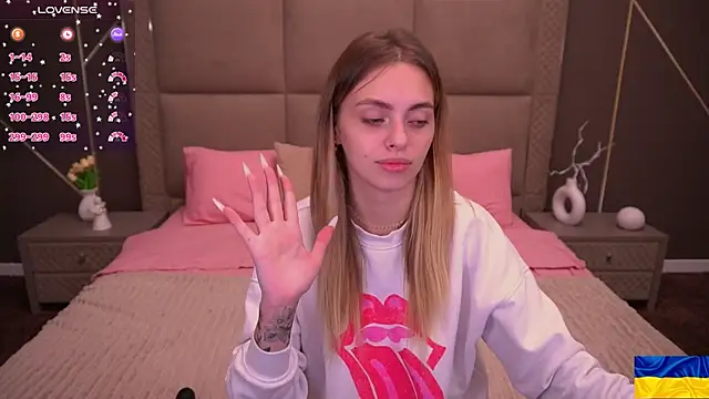 ChloeBrightt online show from 10/24/25, 08:16