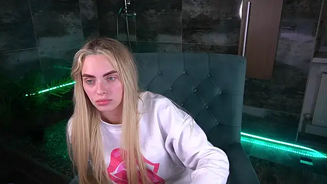 ChloeBrightt online show from 11/11/25, 08:31