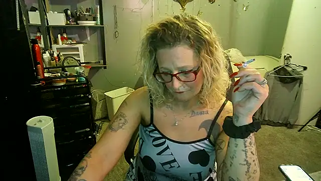 Snapshot of Lisalovely6981 chatting on 02/15/25, 11:03 Lisalovely6981 online show from 02/15/25, 11:03