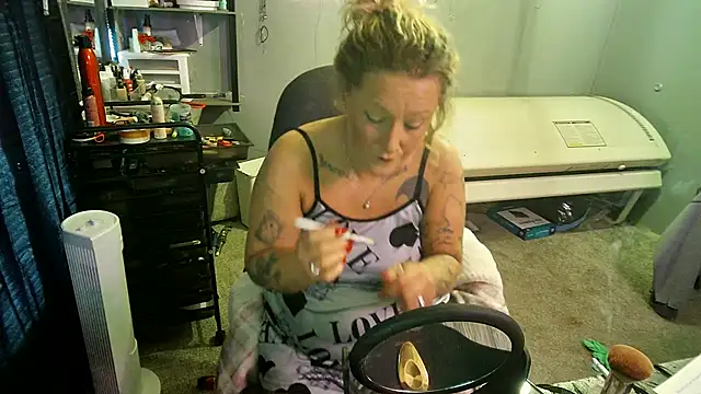 Snapshot of Lisalovely6981 chatting on 02/16/25, 02:32 Lisalovely6981 online show from 02/16/25, 02:32