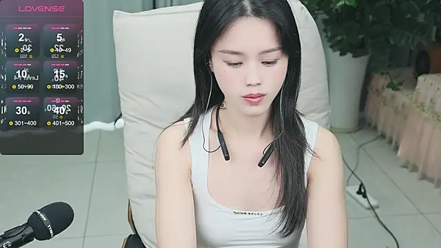 Snapshot of _YouY_ chatting on 01/30/25, 04:27 YouY online show from 01/30/25, 04:27