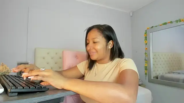 Snapshot of nami_sam01 chatting on 12/30/24, 01:25 nami sam01 online show from 12/30/24, 01:25