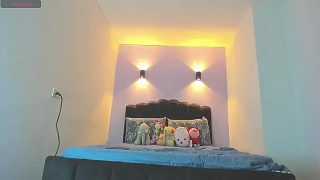 Sofia Clauss  online show from 10/17/25, 08:28