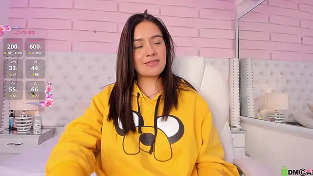 Snapshot of Yaaky_ chatting on 01/25/25, 12:27 Yaaky online show from 01/25/25, 12:27