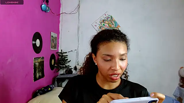 Snapshot of sensitive_brunette chatting on 12/19/24, 03:51 sensitive brunette online show from 12/19/24, 03:51