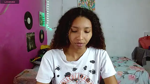 Snapshot of sensitive_brunette chatting on 02/10/25, 12:19 sensitive brunette online show from 02/10/25, 12:19