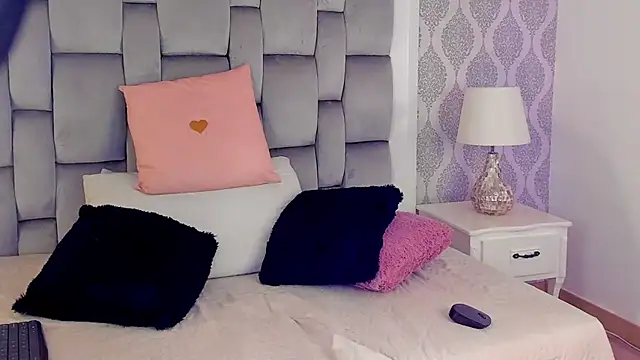 Charlotte  08 online show from 10/20/25, 07:14