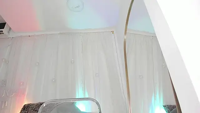 Snapshot of Petite_Lucie chatting on 01/04/25, 01:10 Petite Lucie online show from 01/04/25, 01:10