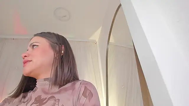 Snapshot of Petite_Lucie chatting on 01/19/25, 10:06 Petite Lucie online show from 01/19/25, 10:06