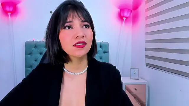 Snapshot of lina_bedoya_ chatting on 01/18/25, 11:43 lina bedoya online show from 01/18/25, 11:43