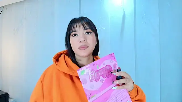 Snapshot of lina_bedoya_ chatting on 09/10/25, 11:32 lina bedoya online show from 09/10/25, 11:32