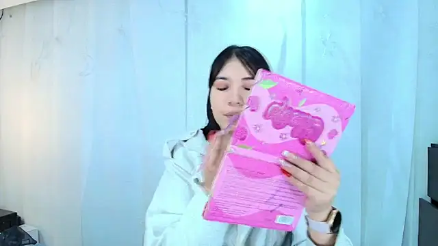 Snapshot of lina_bedoya_ chatting on 10/11/25, 11:42 lina bedoya online show from 10/11/25, 11:42