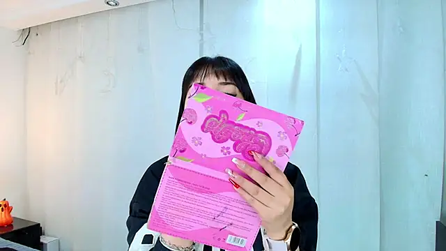 Snapshot of lina_bedoya_ chatting on 10/21/25, 11:33 lina bedoya online show from 10/21/25, 11:33