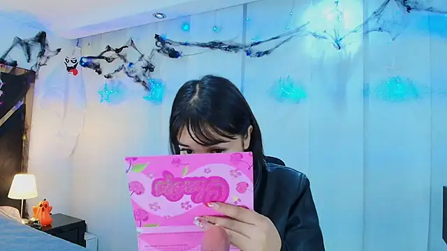 Snapshot of lina_bedoya_ chatting on 10/30/25, 11:44 lina bedoya online show from 10/30/25, 11:44