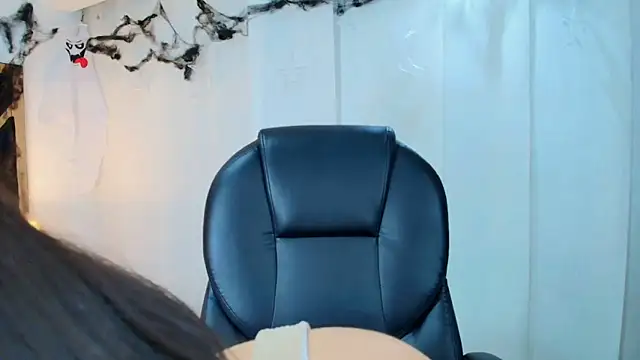 Snapshot of lina_bedoya_ chatting on 11/15/25, 11:29 lina bedoya online show from 11/15/25, 11:29