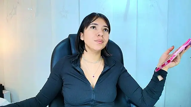 Snapshot of lina_bedoya_ chatting on 11/26/25, 11:33 lina bedoya online show from 11/26/25, 11:33