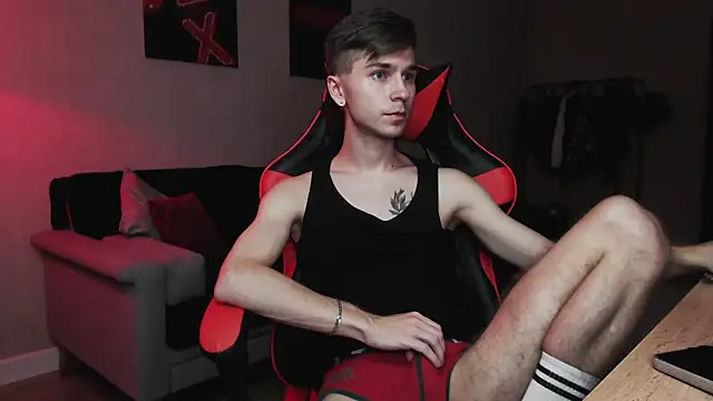 Joseph  Quinn online show from 10/20/25, 01:22