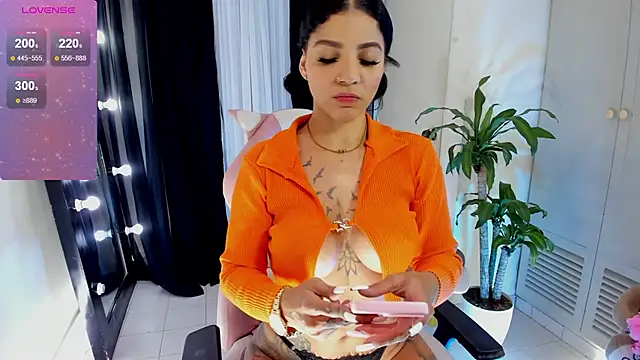 Snapshot of EmmaRusellx chatting on 10/28/25, 01:09 EmmaRusellx online show from 10/28/25, 01:09