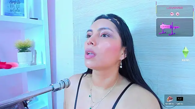 Snapshot of evelinn_belen chatting on 09/18/25, 12:29 evelinn belen online show from 09/18/25, 12:29
