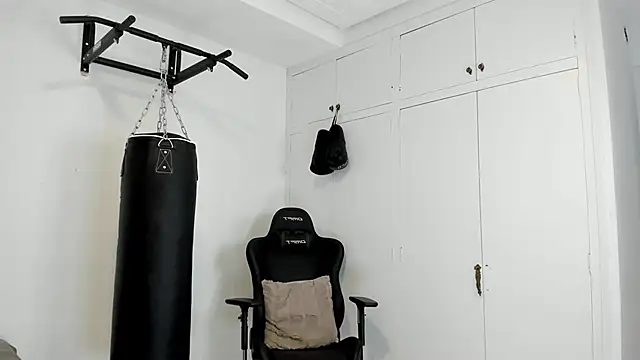 Snapshot of dan01_ chatting on 10/17/25, 12:19 dan01 online show from 10/17/25, 12:19