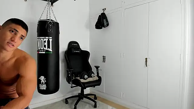 Snapshot of dan01_ chatting on 10/22/25, 01:11 dan01 online show from 10/22/25, 01:11