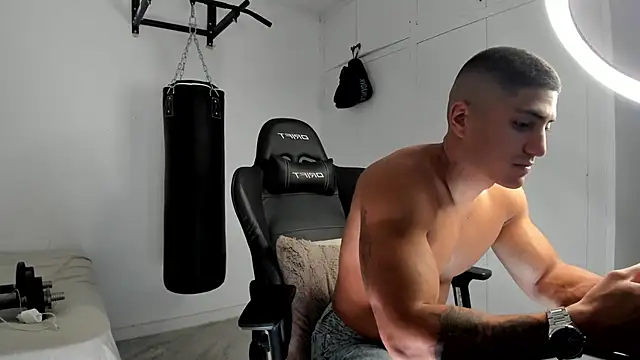 Snapshot of dan01_ chatting on 11/05/25, 02:17 dan01 online show from 11/05/25, 02:17