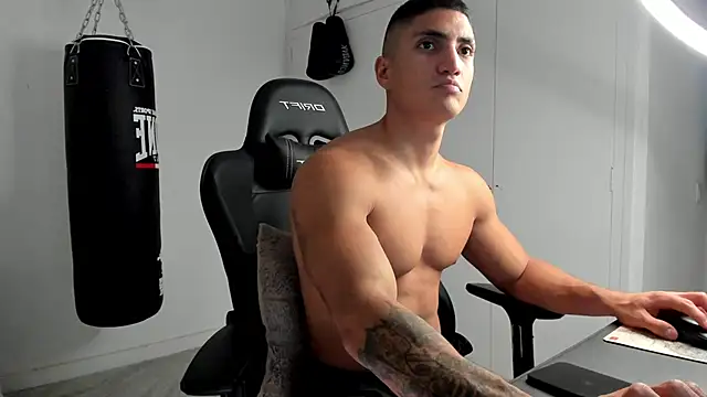 Snapshot of dan01_ chatting on 11/06/25, 01:34 dan01 online show from 11/06/25, 01:34