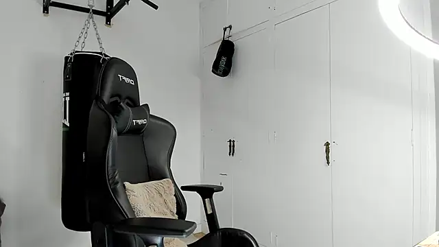 Snapshot of dan01_ chatting on 11/10/25, 02:49 dan01 online show from 11/10/25, 02:49