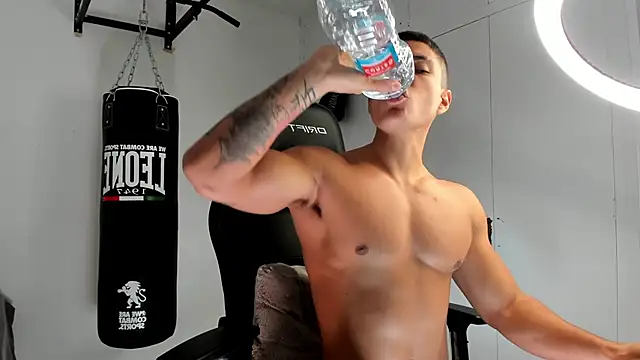 Snapshot of dan01_ chatting on 11/12/25, 01:33 dan01 online show from 11/12/25, 01:33