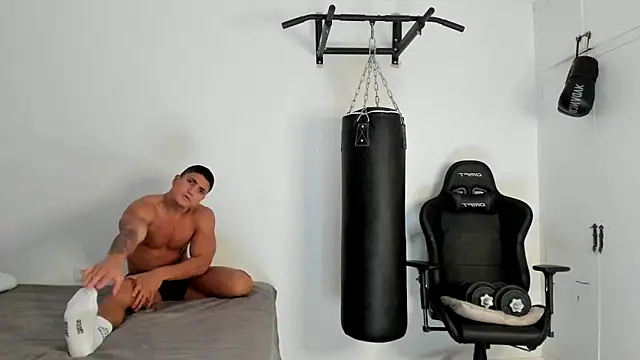 Snapshot of dan01_ chatting on 11/13/25, 01:21 dan01 online show from 11/13/25, 01:21