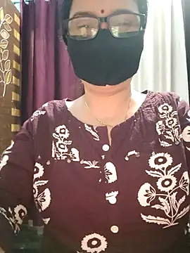 Snapshot of Aishwaryaa_69 chatting on 10/31/25, 12:28 Aishwaryaa 69 online show from 10/31/25, 12:28