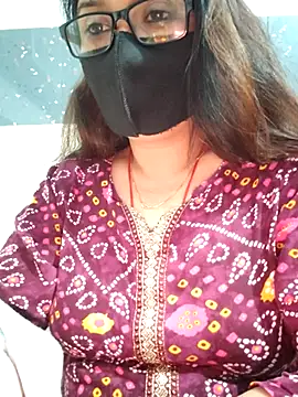 Snapshot of Aishwaryaa_69 chatting on 11/17/25, 11:38 Aishwaryaa 69 online show from 11/17/25, 11:38