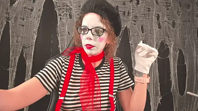 Snapshot of SaraDesirexo chatting on 10/14/25, 12:50 SaraDesirexo online show from 10/14/25, 12:50