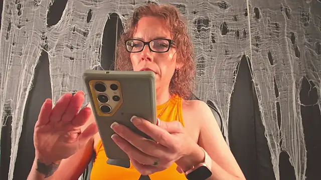 Snapshot of SaraDesirexo chatting on 10/28/25, 12:19 SaraDesirexo online show from 10/28/25, 12:19