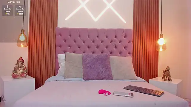 Snapshot of Sophia_turneer chatting on 11/15/25, 10:48 Sophia turneer online show from 11/15/25, 10:48