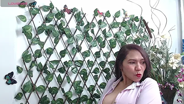 Snapshot of dannamomcerrat chatting on 10/14/25, 12:22 dannamomcerrat online show from 10/14/25, 12:22