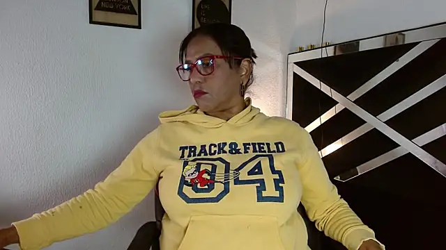 Snapshot of elizabeth_mature23 chatting on 10/23/25, 12:59 elizabeth mature23 online show from 10/23/25, 12:59