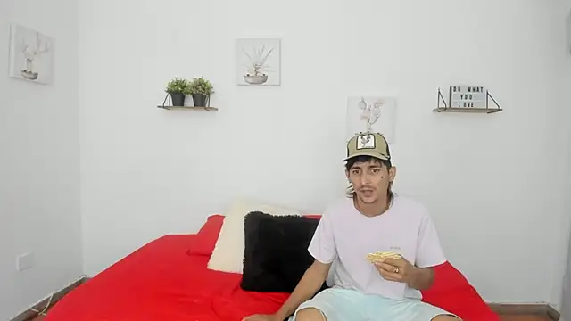 Snapshot of Zamu_1992 chatting on 02/15/25, 02:26 Zamu 1992 online show from 02/15/25, 02:26