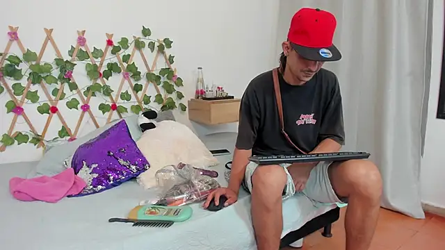 Snapshot of Zamu_1992 chatting on 03/11/25, 04:43 Zamu 1992 online show from 03/11/25, 04:43