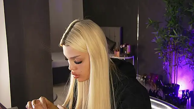 Snapshot of shayblonde chatting on 03/11/25, 04:43 shayblonde online show from 03/11/25, 04:43
