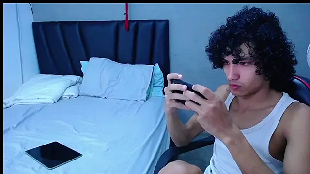 Snapshot of Tayronx33 chatting on 11/02/25, 06:21 Tayronx33 online show from 11/02/25, 06:21