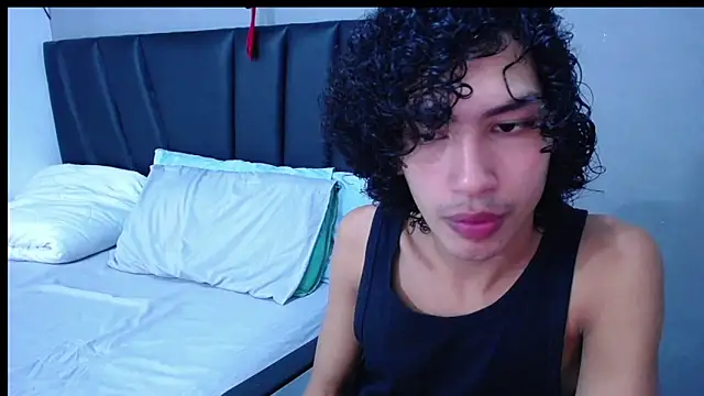 Snapshot of Tayronx33 chatting on 11/03/25, 05:47 Tayronx33 online show from 11/03/25, 05:47