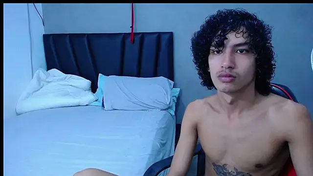 Snapshot of Tayronx33 chatting on 11/04/25, 04:28 Tayronx33 online show from 11/04/25, 04:28