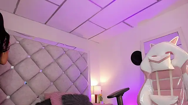 Snapshot of alessiaferry chatting on 10/18/25, 03:35 alessiaferry online show from 10/18/25, 03:35