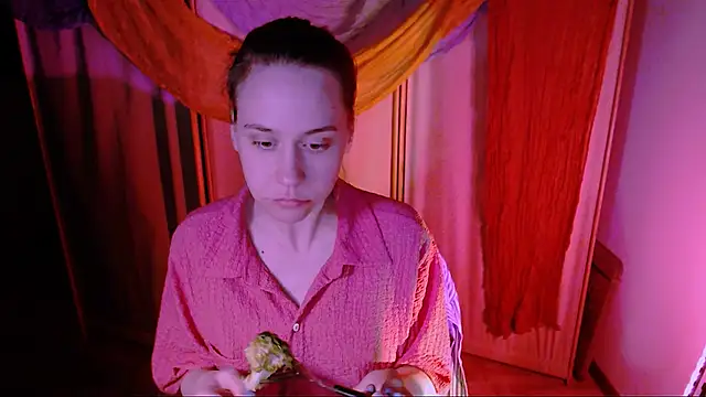 Snapshot of Malinax chatting on 10/17/25, 11:40 Malinax online show from 10/17/25, 11:40