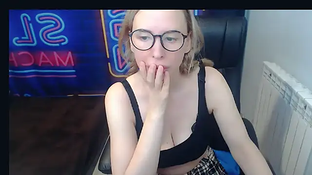 Snapshot of kerakiss877 chatting on 01/08/25, 12:06 kerakiss877 online show from 01/08/25, 12:06