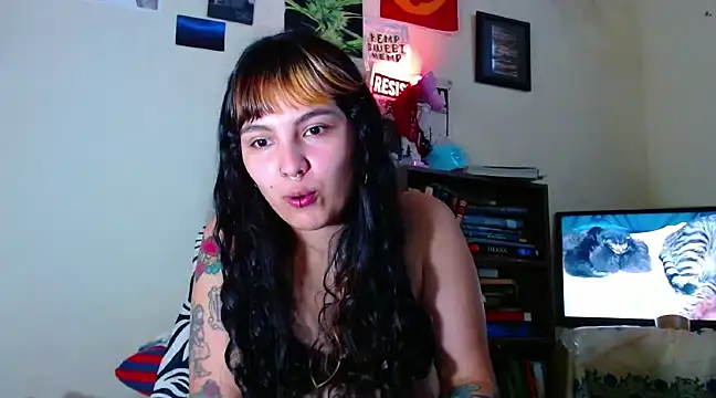Snapshot of sweetiee_mary chatting on 02/18/25, 05:10 sweetiee mary online show from 02/18/25, 05:10