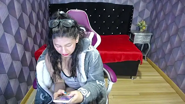 Snapshot of Lilyevansx chatting on 03/21/25, 01:23 Lilyevansx online show from 03/21/25, 01:23